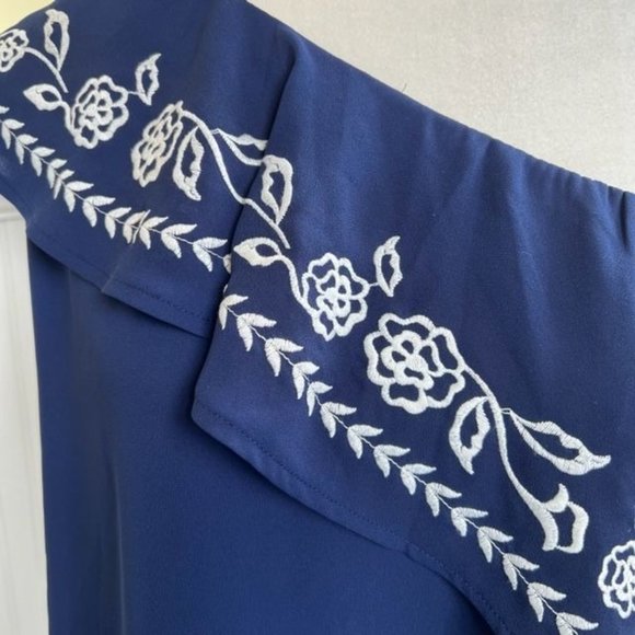 Express NWT Blue & White Floral Embroidered One Shoulder Blouse Size Small - Picture 4 of 7